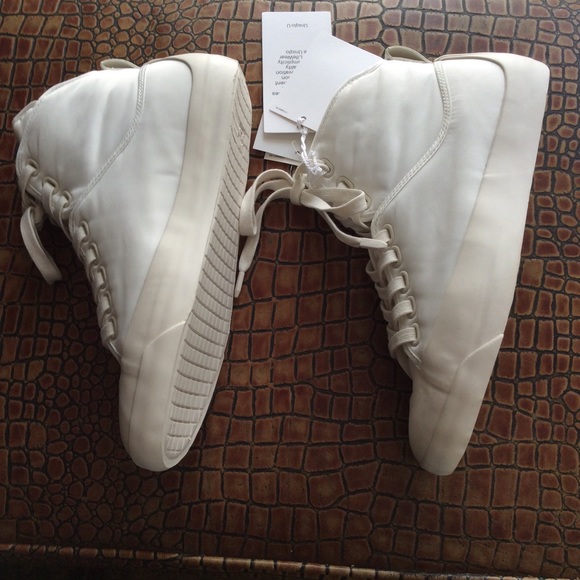 Shoe - Picture 2 of 3